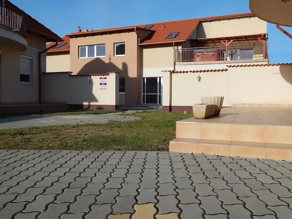 Holiday Wellness Apartman Apartment Hajduszoboszlo